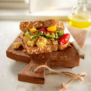 Teffbrood recept sandwich met roerei